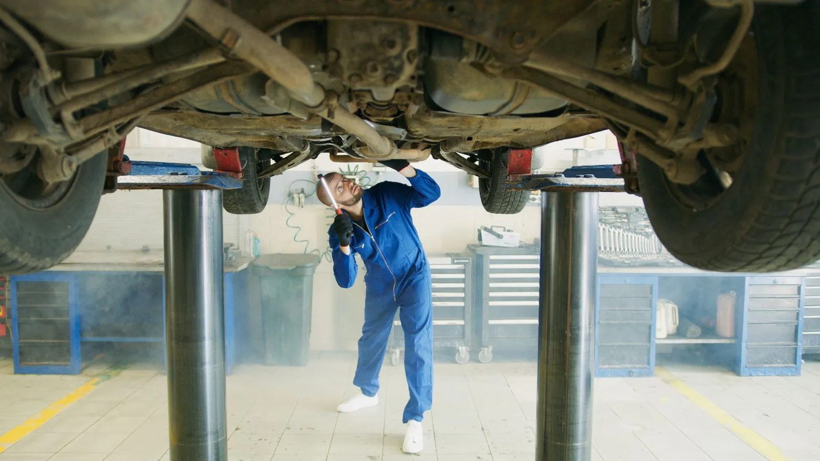 Fahrzeug auf der Hebebühne bei der Unterbodenprüfung